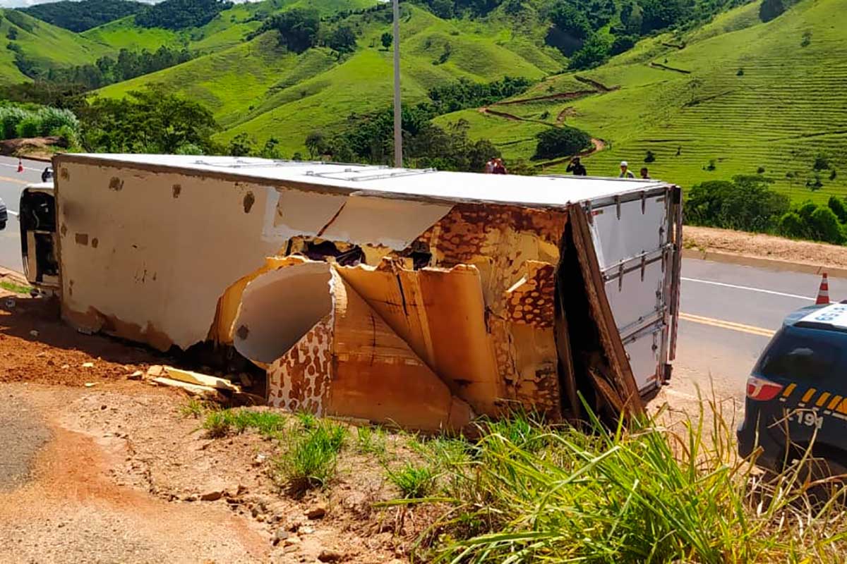 Caminhão carregado com uvas tomba na BR-116 e deixa dois feridos leves