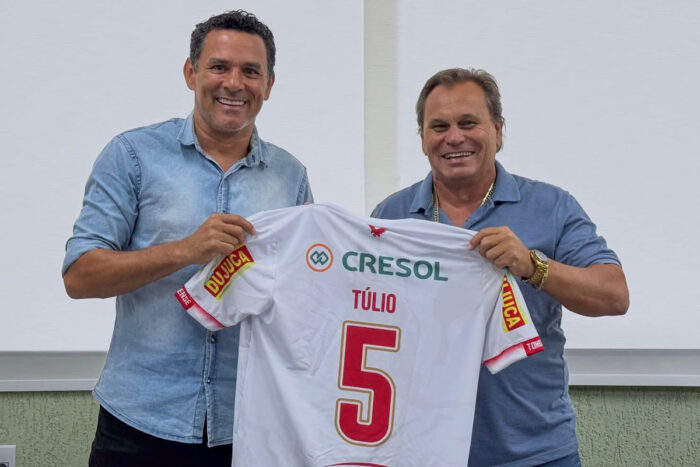 Ex-jogador de Botafogo e Corinthians assume diretoria de futebol do Tombense 1 Ex-jogador de Botafogo e Corinthians assume diretoria de futebol do Tombense
