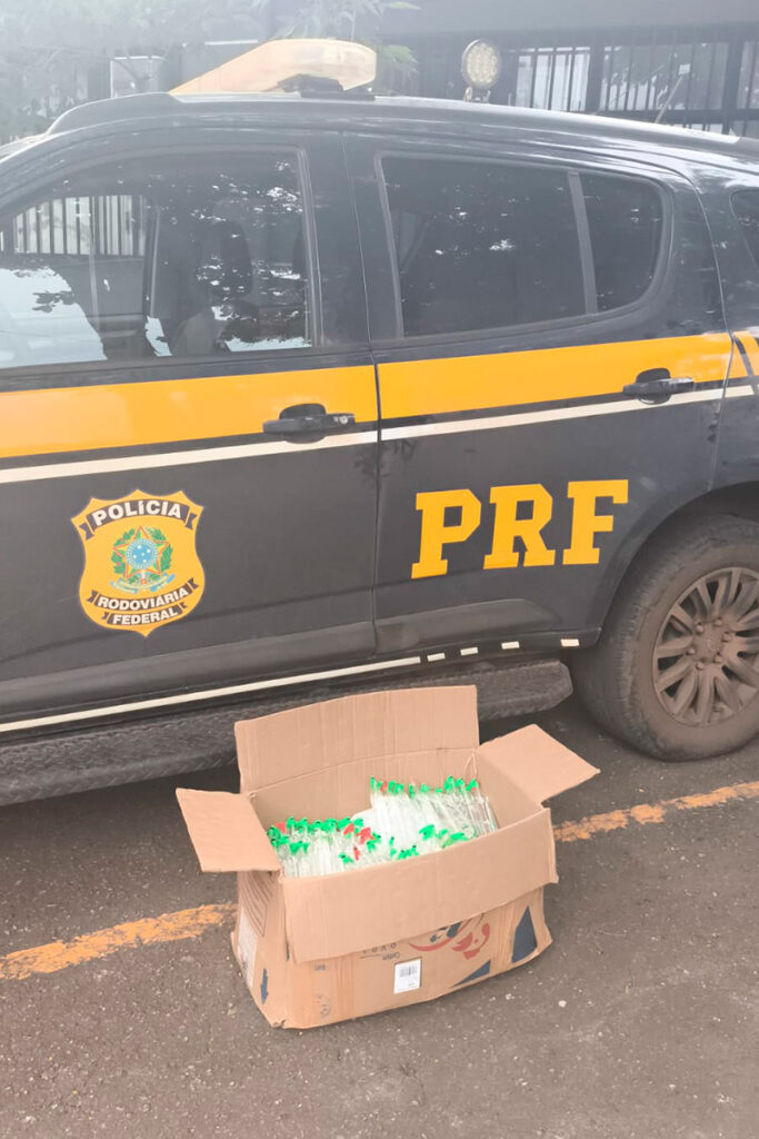Tráfico de pessoas: PRF detém idoso com três adolescentes na BR-040 1 PRF apreende 227 frascos de lança-perfume e detém homem por tráfico de pessoas em Carandaí
