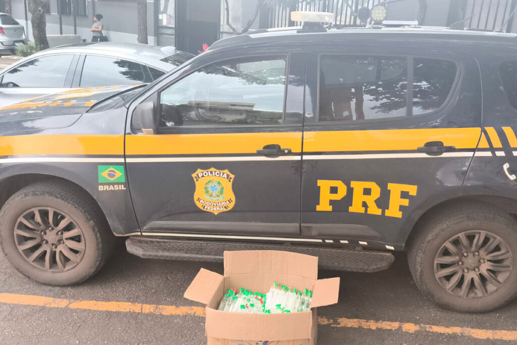PRF apreende 227 frascos de lança-perfume e detém homem por tráfico de pessoas em Carandaí
