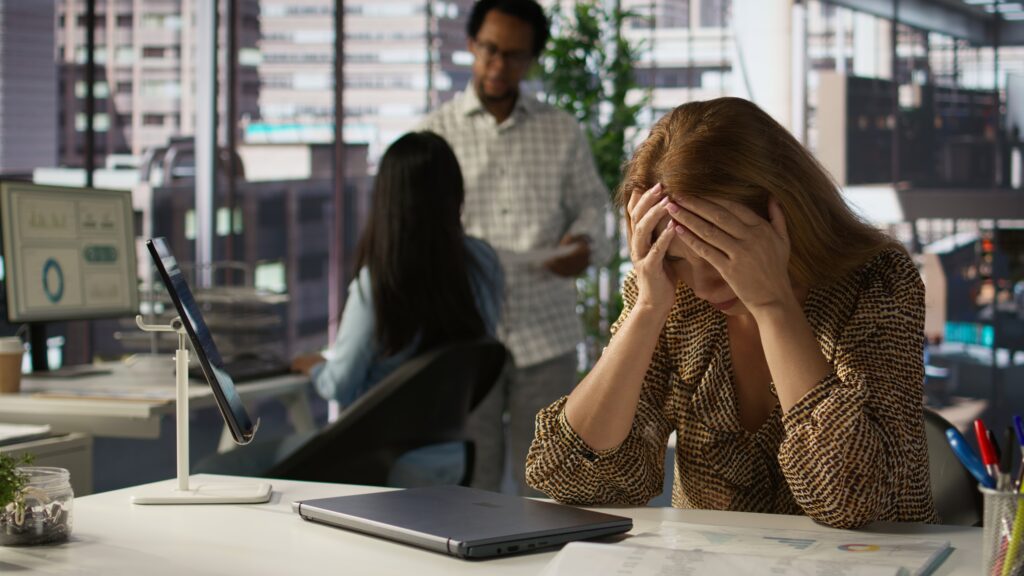 Burnout de alta funcionalidade: o esgotamento silencioso que profissionais de alta performance ignoram 1 unwell businesswoman multinational company battles burnout anxiety