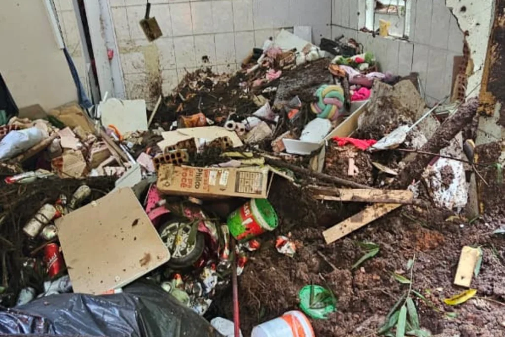 Mulher é soterrada e fica ferida após deslizamento de terra na Zona Norte de Juiz de Fora 1 mulher