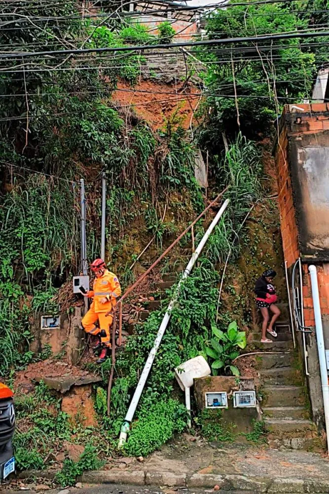 Deslizamento de terra no Bairro Santa Cecília deixa dois desalojados
