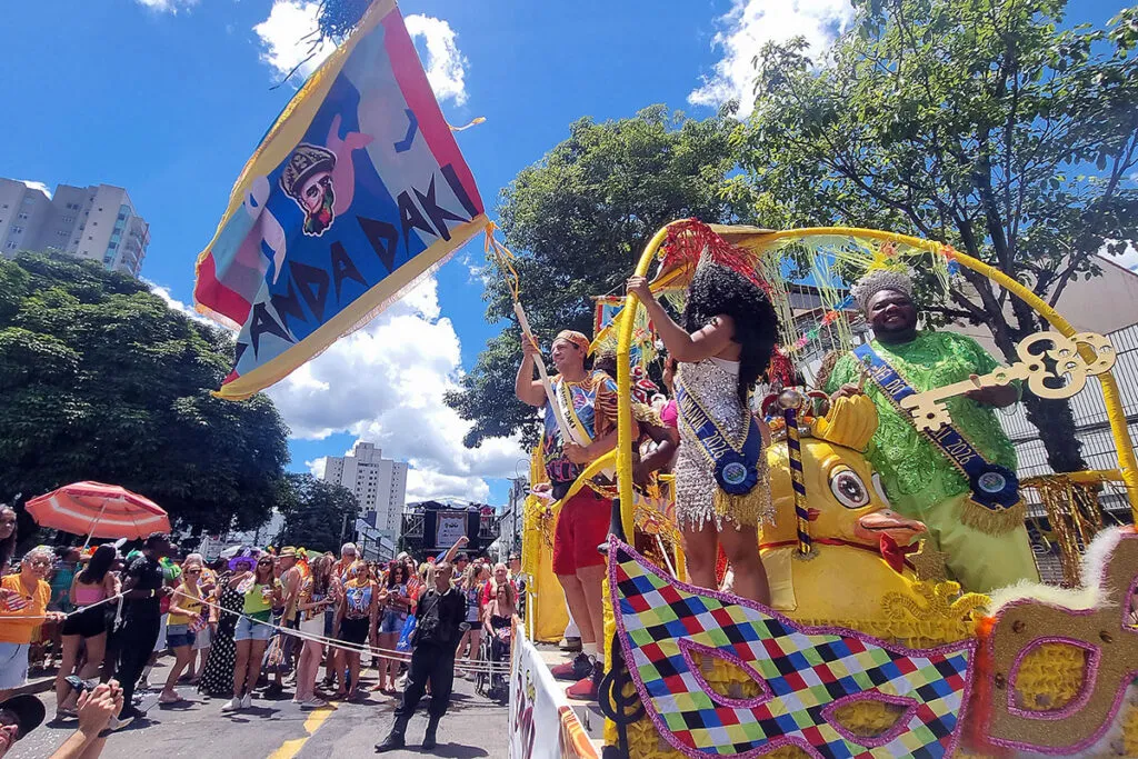 Banda Daki mantém a tradição e reúne milhares de foliões nas ruas de Juiz de Fora 1 Banda Daki mantém a tradição e reúne milhares de foliões nas ruas de Juiz de Fora
