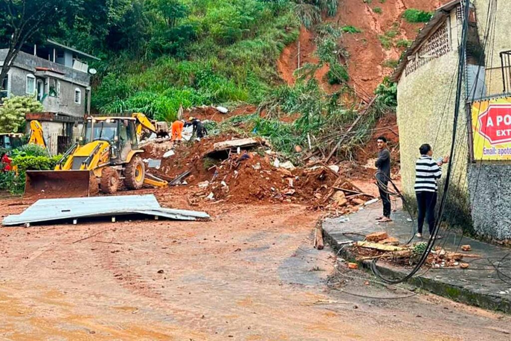 Chuvas: Bombeiros reforçam buscas em Juiz de Fora com envio de 20 militares de BH 2 defesa civil