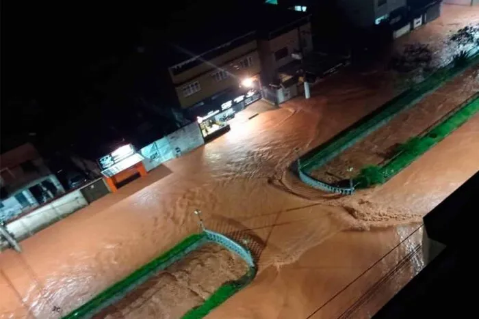 Mais chuvas em Juiz de Fora: Temporal deixa ruas alagadas e 15 pessoas resgatadas na cidade 1 Chuvas em JF Vanessa Bhering