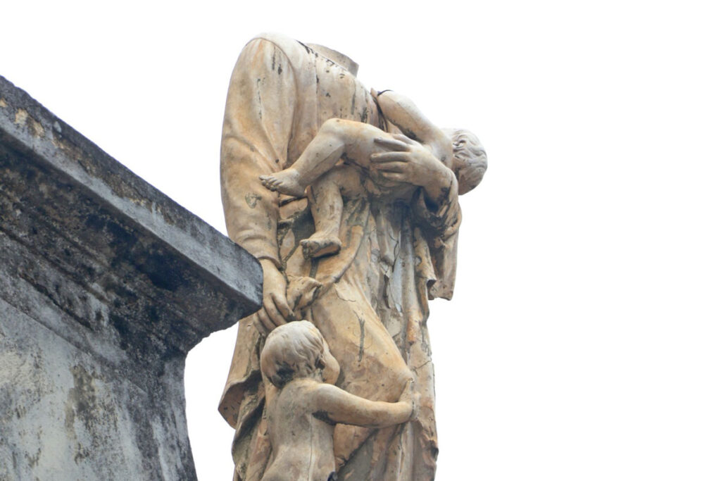 Estátua tombada na Associação Anita Garibaldi é danificada 1 ESTÁTUA-TOMBADA-JUIZ-DE-FORA