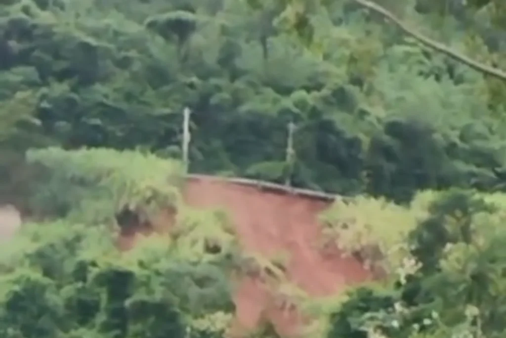 Com pontos de deslizamento, Estrada Engenheiro Gentil Forn é interditada 1 Estrada Engegenheiro Gentil Forn Reproducao