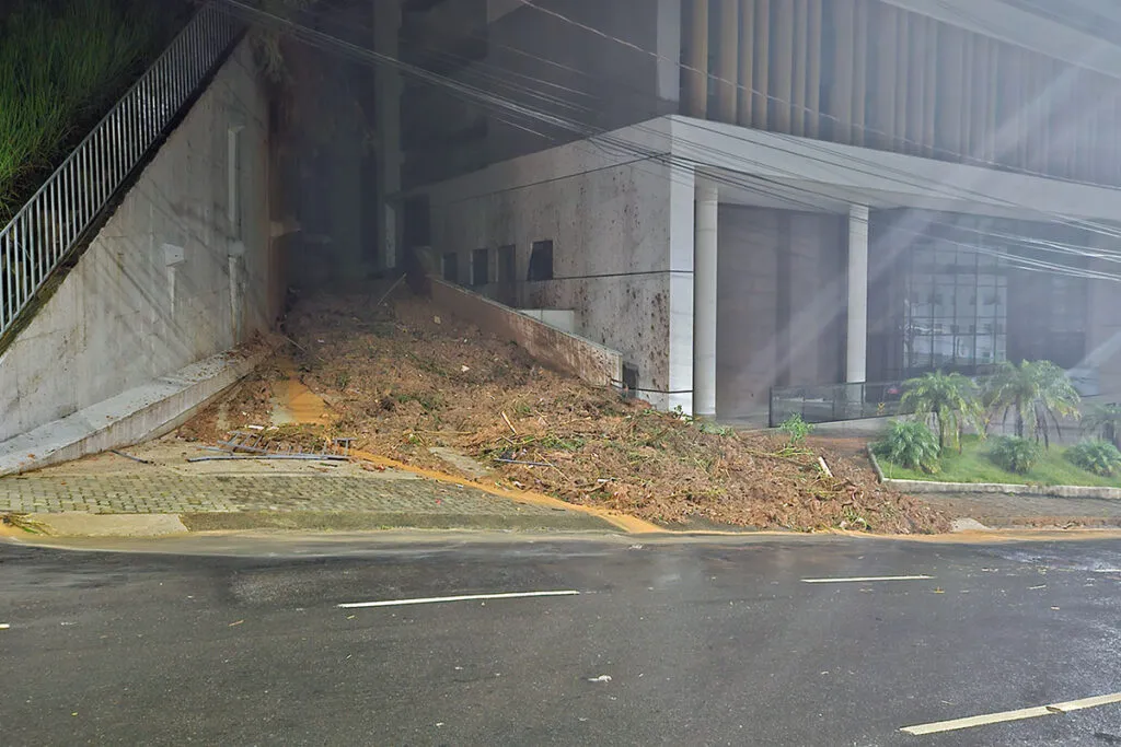 Trecho da Avenida Presidente Itamar Franco é fechado por risco de deslizamento