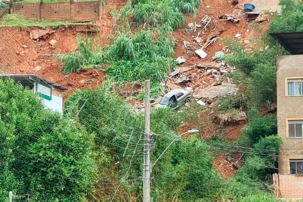 Moradores passam a madrugada na rua após alagamentos e risco de deslizamentos na Zona Norte