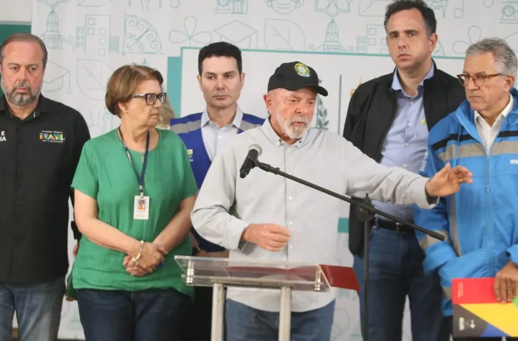 "Iremos ajudar os prefeitos a recuperar as cidades", garante Lula