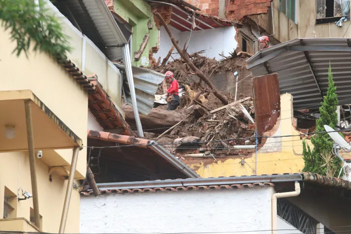 Número de mortes pelas chuvas chega a 60 em Juiz de Fora