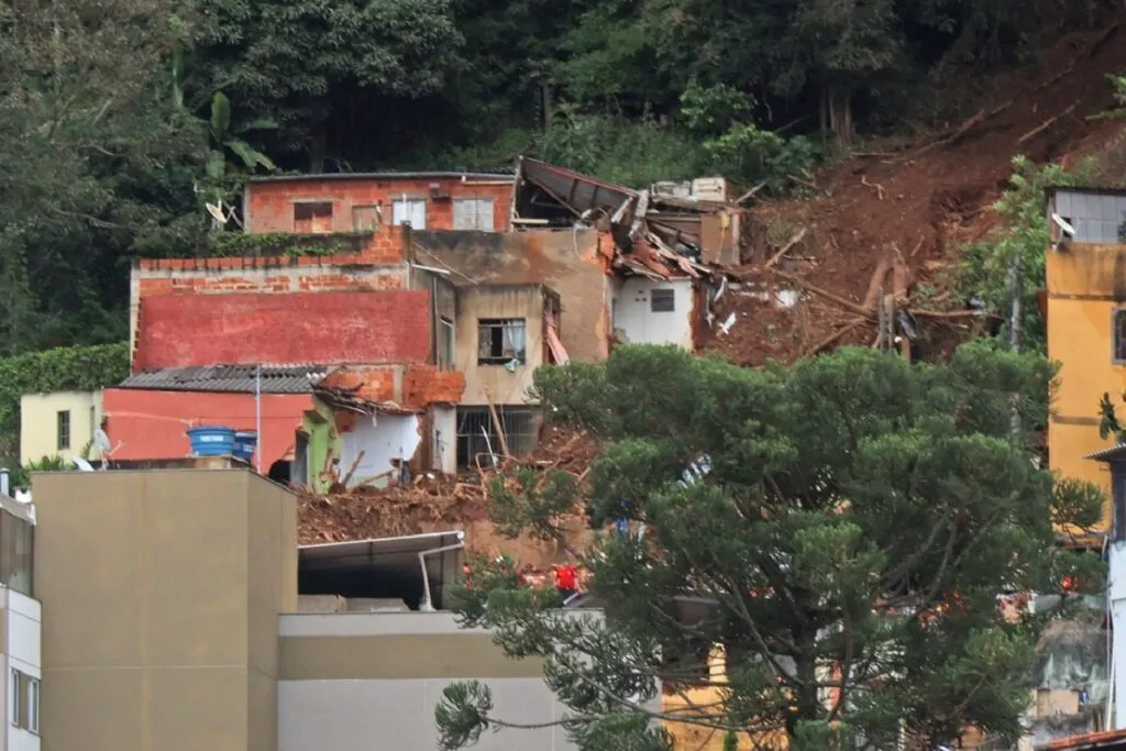 Buscas pelas últimas vítimas em Juiz de Fora continuam neste sábado