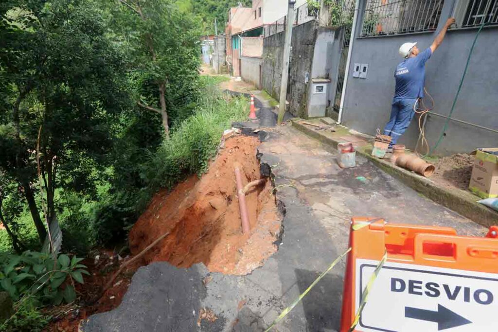 Após temporais, buracos e erosões seguem sem solução e preocupam moradores em Juiz de Fora