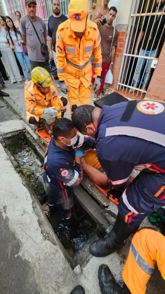 Idoso é resgatado após cair em bueiro no Bairro Costa Carvalho 2 WhatsApp Image 2026 02 02 at 19.22.06