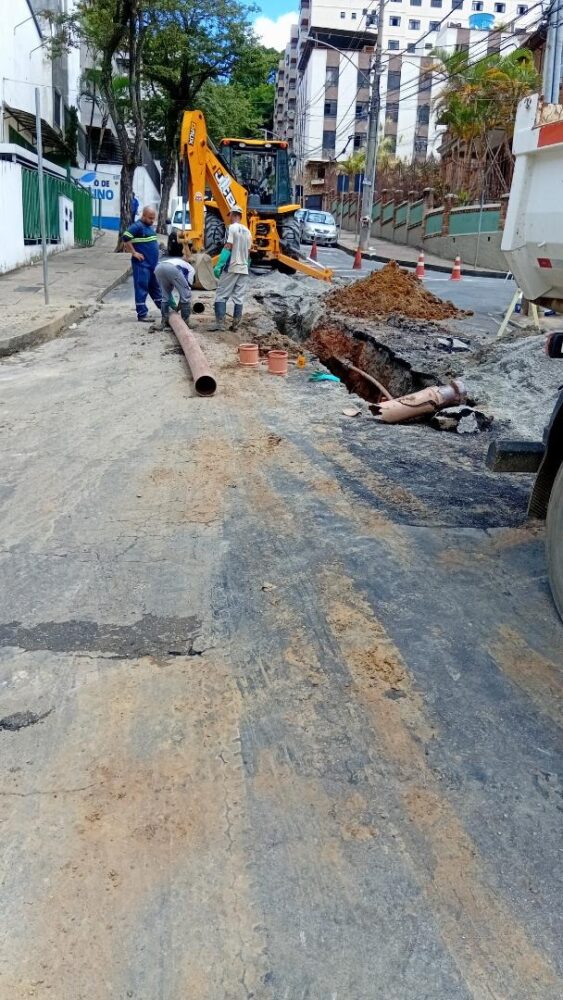 Buraco com vazamento de esgoto é reparado no Centro 1 WhatsApp Image 2026 02 04 at 07.43.43 1