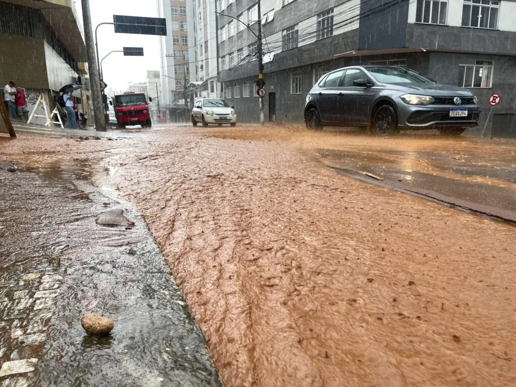 Chuvas em Juiz de Fora bloqueiam trânsito e cidade tem 7% das vias com lentidão 1 WhatsApp Image 2026 02 24 at 15.24.10