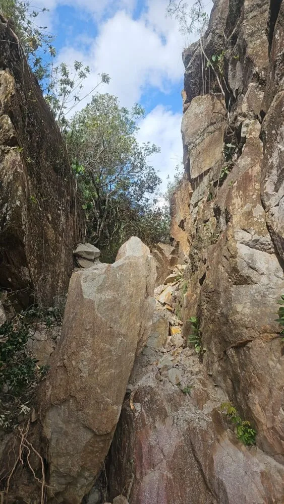 Em São João del-Rei, chuvas provocam deslizamento de pedras em serra turística