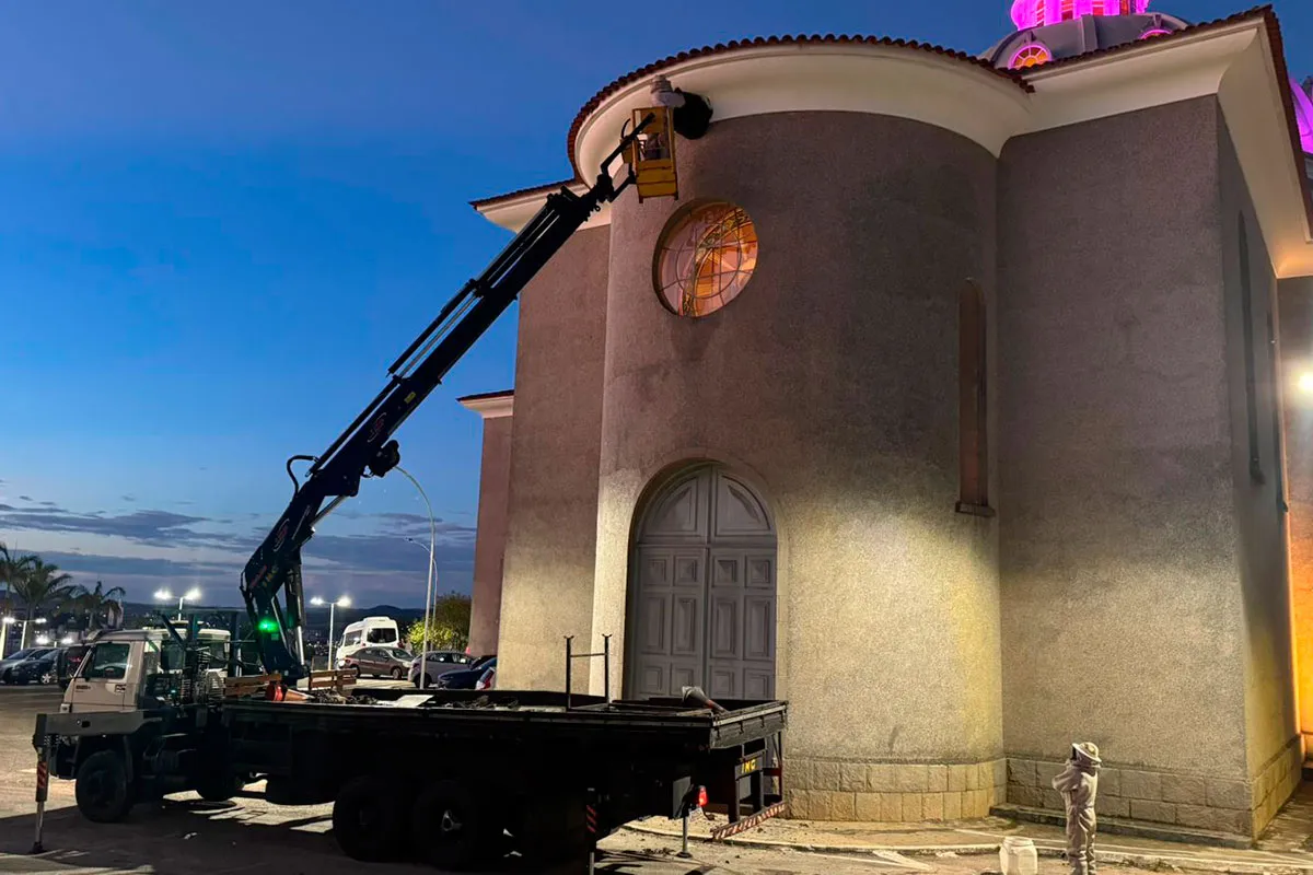 Bombeiros removem enxame de abelhas de basílica em Barbacena