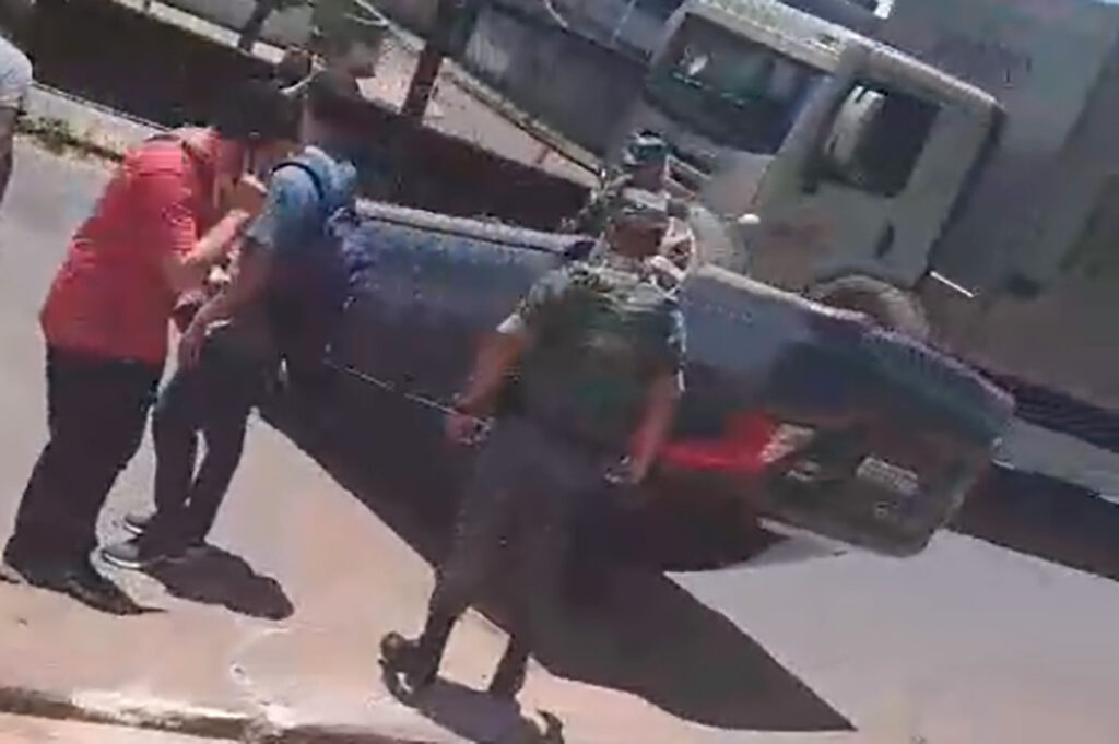 Acidente entre carro e moto complica trânsito na Zona Norte