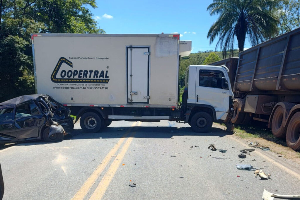 Engavetamento entre quatro veículos deixa dois feridos na MGC-383 em São João del-Rei