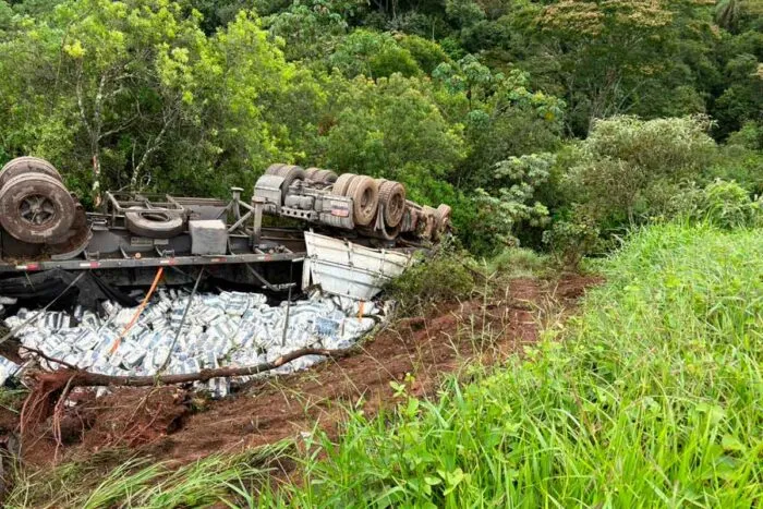 Carreta carregada de açúcar tomba na BR-265