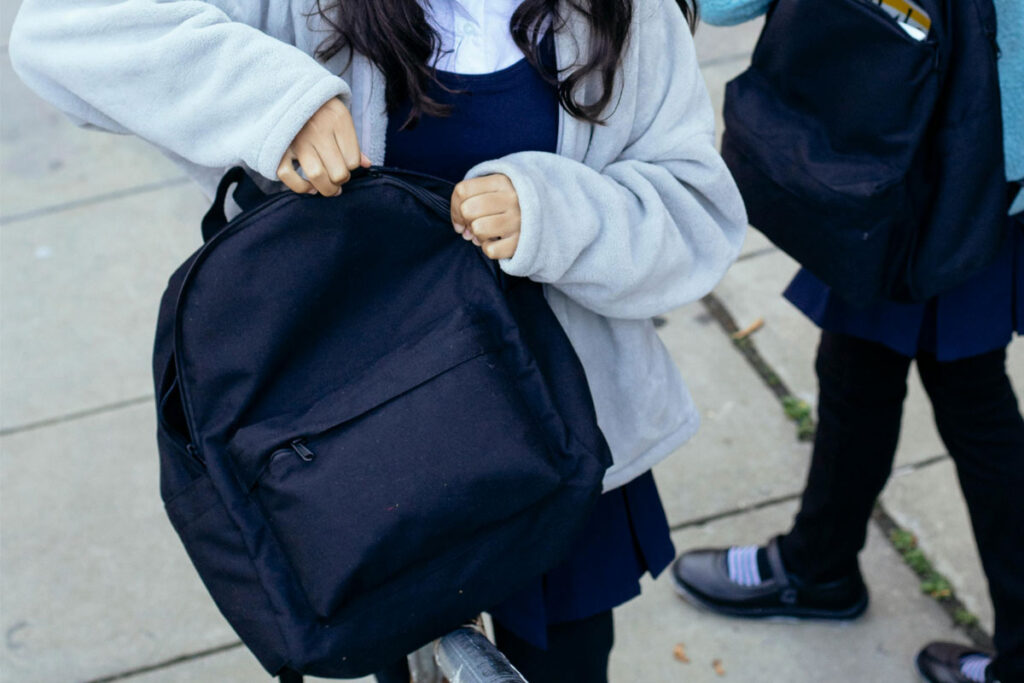 adolescentes loja abordagem pexels