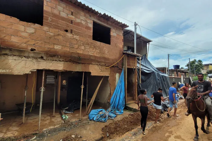 Chuvas provocam série de deslizamentos no Santa Cecília; moradora perde casa e vizinhos pagam máquina para retirar barro