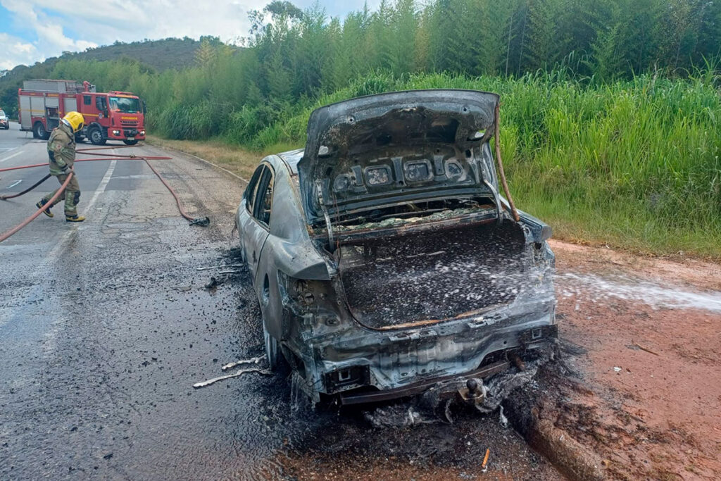 Carro pega fogo e mobiliza Bombeiros na BR-040