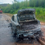 Carro pega fogo e mobiliza Bombeiros na BR-040