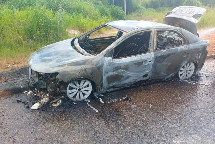 Carro pega fogo e mobiliza Bombeiros na BR-040