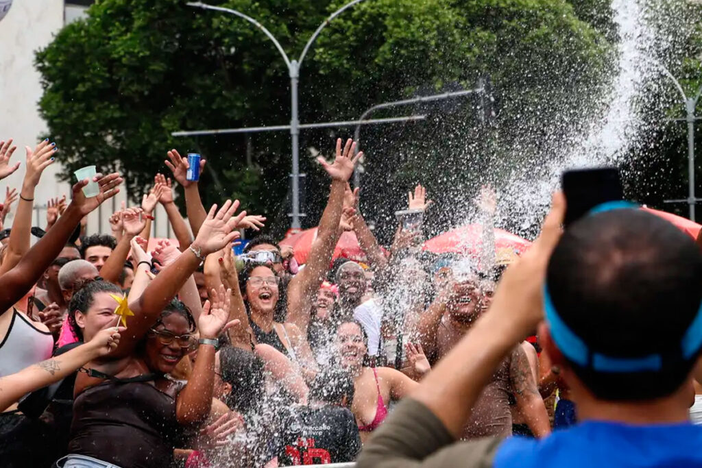 Levar ou não o celular para a folia? Carnaval acende alerta para roubos; saiba como se proteger 1 celular carnaval TOMAZ SILVA AGeNCIA BRASIL