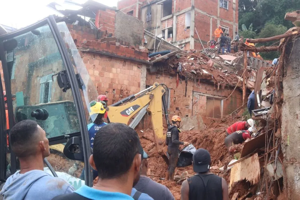 Balanço das chuvas: primeiro dia de resgates registra 24 mortes e 37 desaparecidos em Juiz de Fora 1 Balanço das chuvas: primeiro dia de resgates registra 30 mortes e 39 desaparecidos em Juiz de Fora