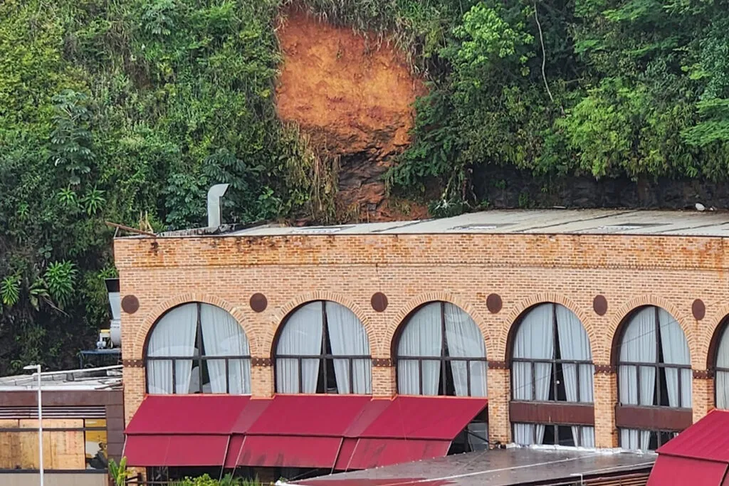 Deslizamento de terra atinge restaurante na Ladeira Alexandre Leonel 2 desliza restanrante D Sandra Zanella
