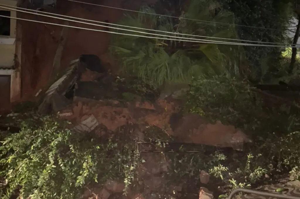 'Só deu tempo de sair com a família', casa é atingida por deslizamento no Bairro Bom Pastor
