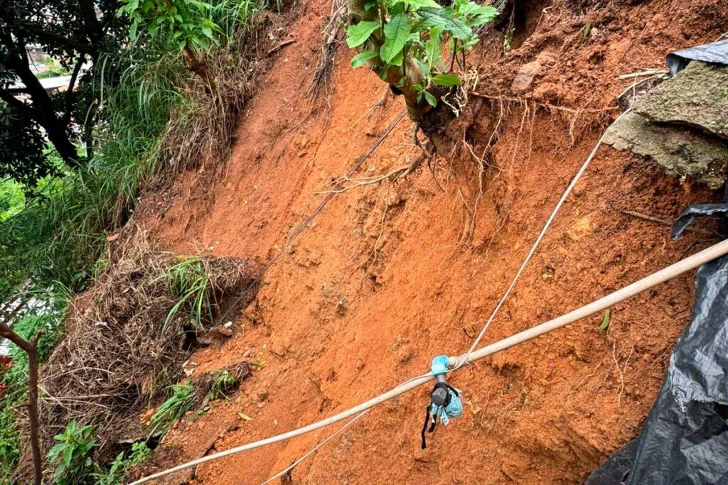 Deslizamento de terra no Bairro Santa Cecília deixa dois desalojados