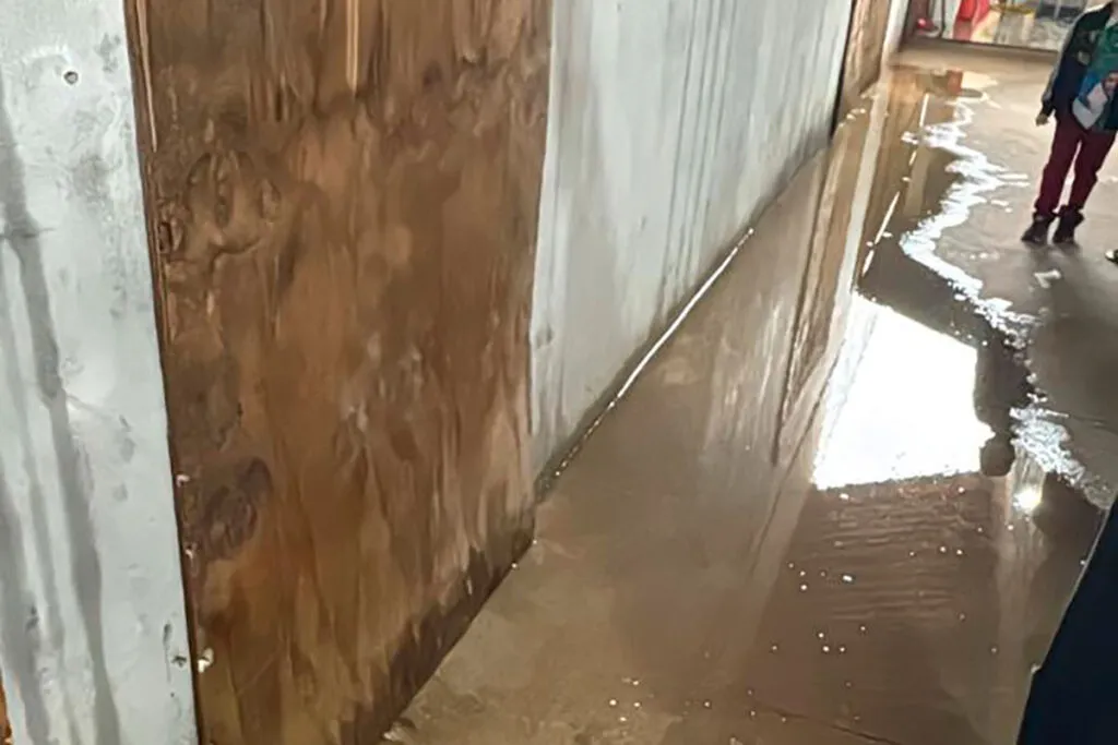 Problemas estruturais, agravados pelas chuvas, levam pais a suspender envio de alunos à escola municipal de Ibitipoca