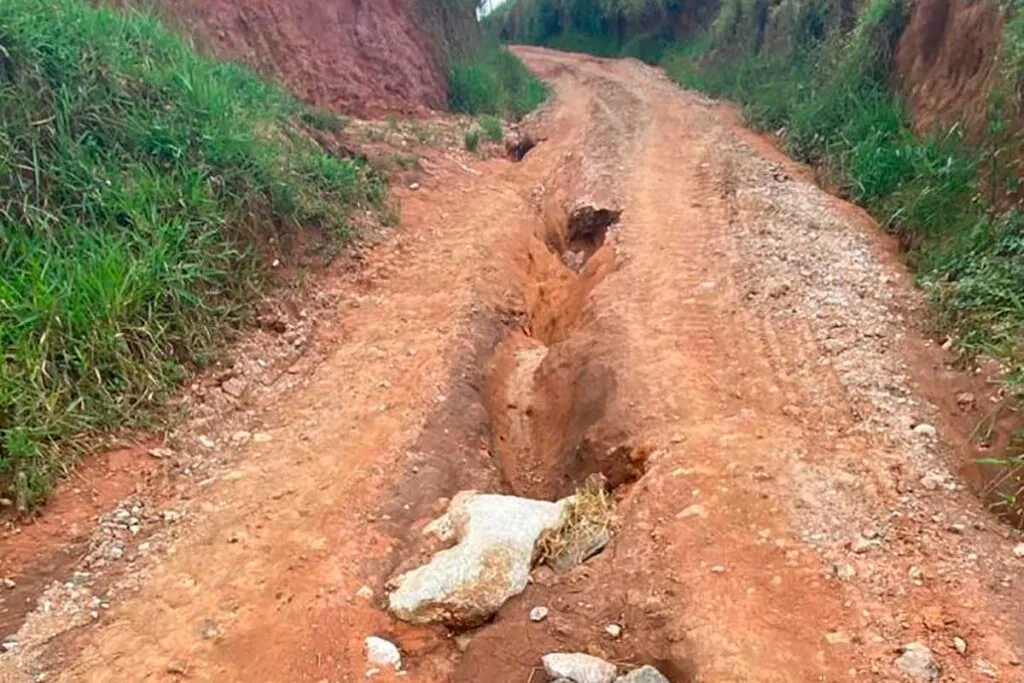 Estrada de Lima Duarte é desafio para ambulâncias, transportes escolares e produtores rurais