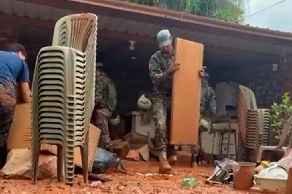 “Perdi duas casas”, diz moradora do Vitorino Braga após enchente 1 exercito vitorino braga davi sampaio