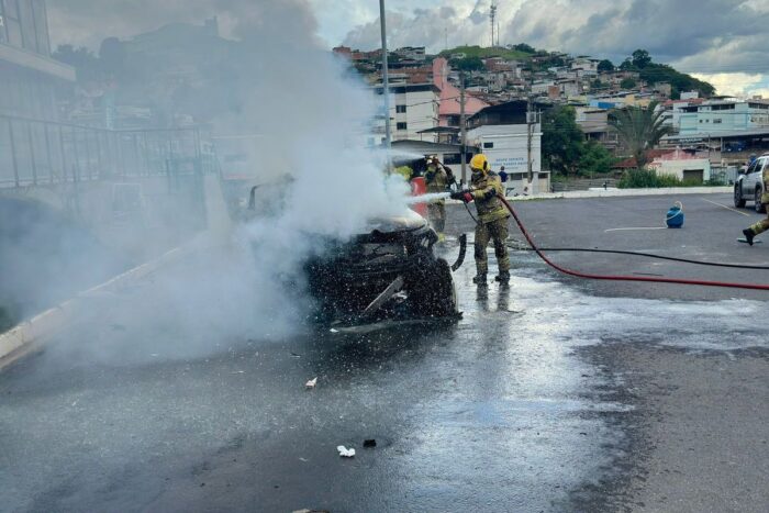Homem sofre queimaduras após incêndio em veículo com botijão de gás 1 Homem sofre queimaduras após incêndio em veículo com botijão de gás em Ubá