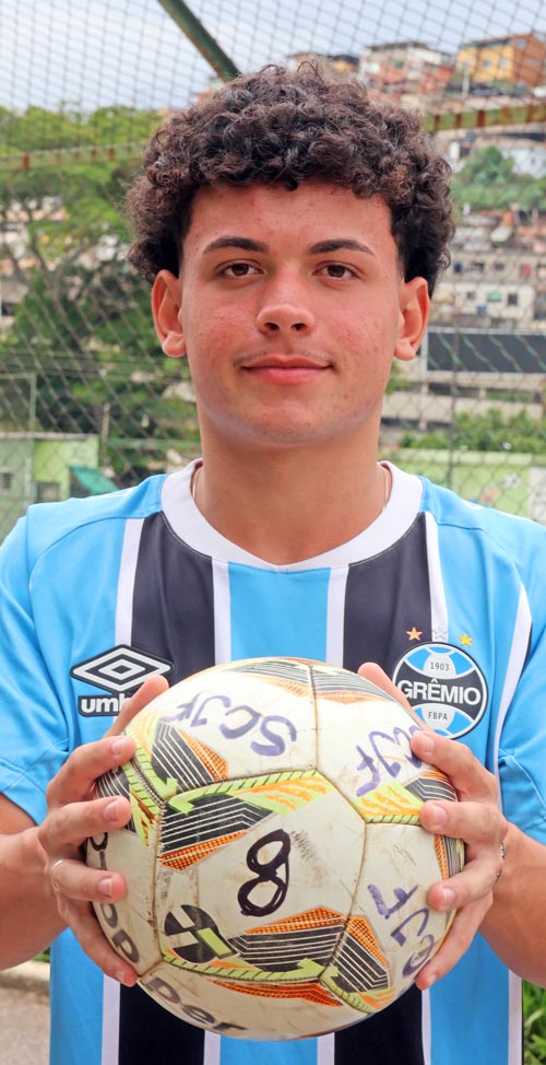 "Filme na cabeça": meio-campista juiz-forano do Grêmio comemora experiência na Seleção Brasileira 3 "Filme na cabeça": meio-campista juiz-forano do Grêmio comemora experiência na Seleção Brasileira