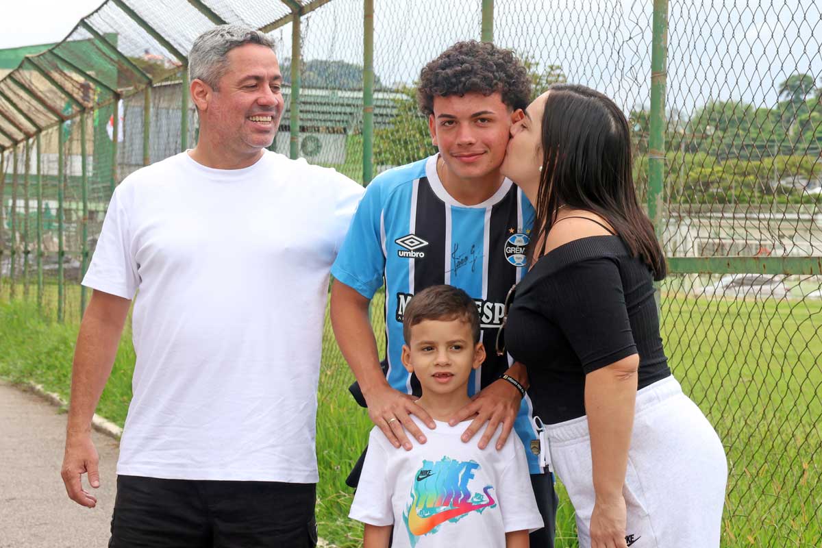 "Filme na cabeça": meio-campista juiz-forano do Grêmio comemora experiência na Seleção Brasileira 2 "Filme na cabeça": meio-campista juiz-forano do Grêmio comemora experiência na Seleção Brasileira