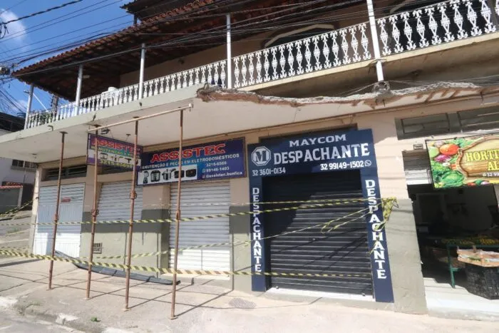 Restante de marquise que caiu em Benfica ainda precisa ser retirado pelo proprietário 1 Restante de marquise que caiu no Benfica ainda precisa ser retirado pelo proprietário