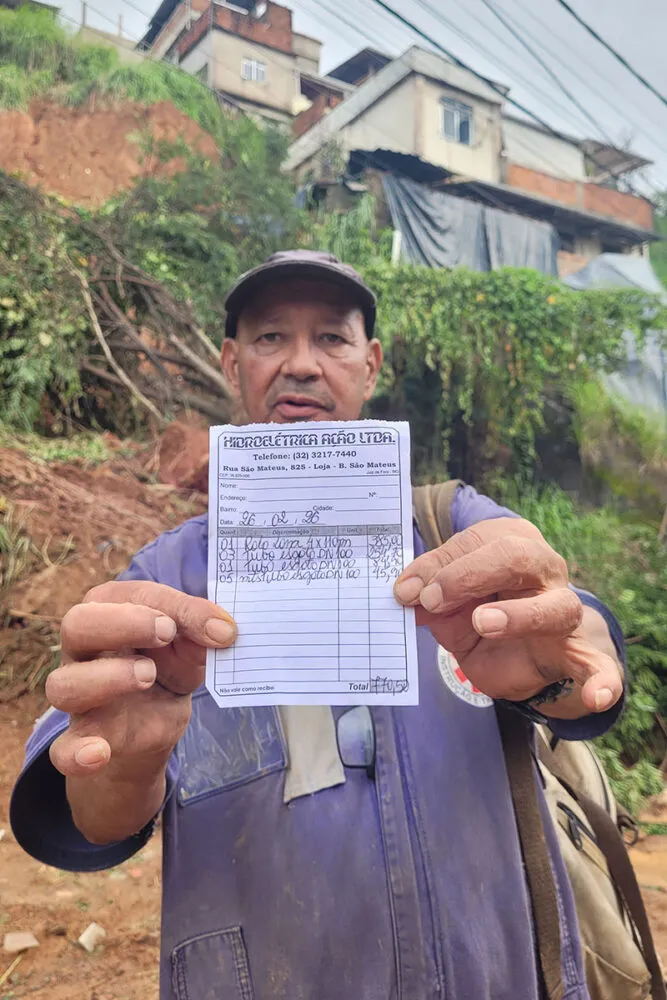 Chuvas provocam série de deslizamentos no Santa Cecília; moradora perde casa e vizinhos pagam máquina para retirar barro