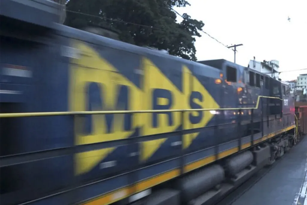 Mulher morre atropelada por trem na travessia do Mergulhão 1 mulher atropelada Felipe Couri