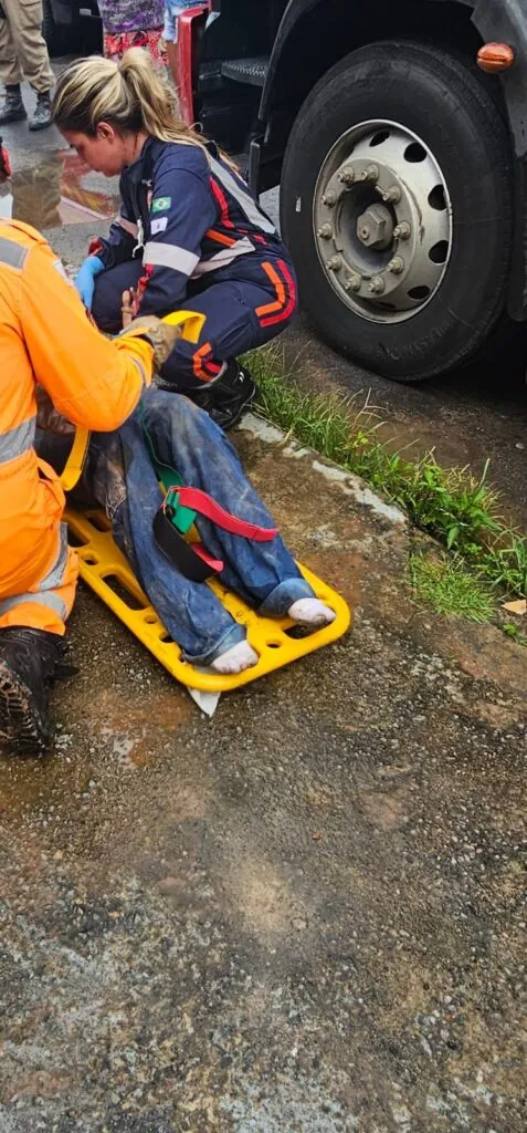 mulher soterrada ceramica