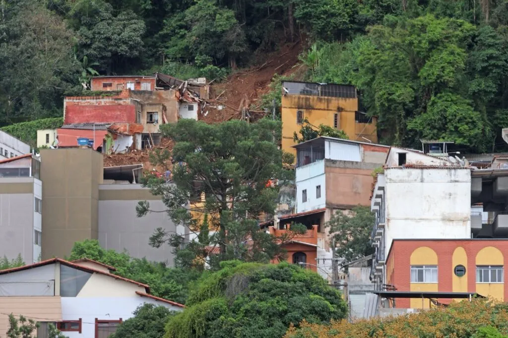 Corpo de menino de 9 anos é encontrado, e buscas por vítimas se encerram em Juiz de Fora 1 Corpo de menino de 9 anos é encontrado, e buscas por vítimas se encerram em Juiz de Fora