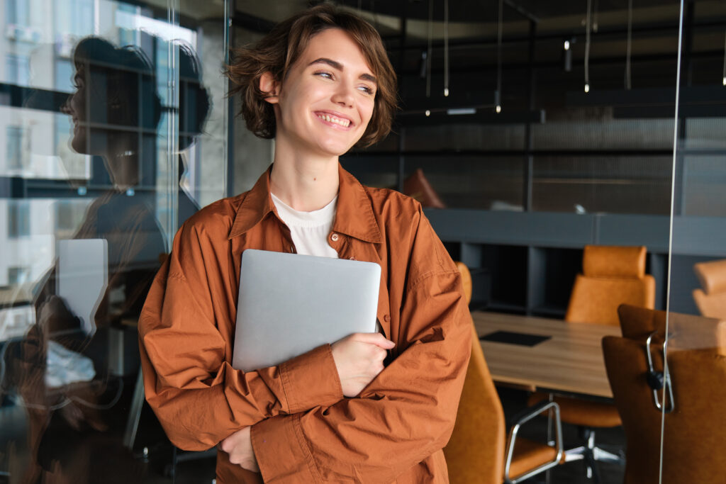 Jovens no mercado de trabalho: desenvolvendo competências para prepará-los para um futuro próximo 1 portrait young female manager office worker with laptop digital nomad programmer working her