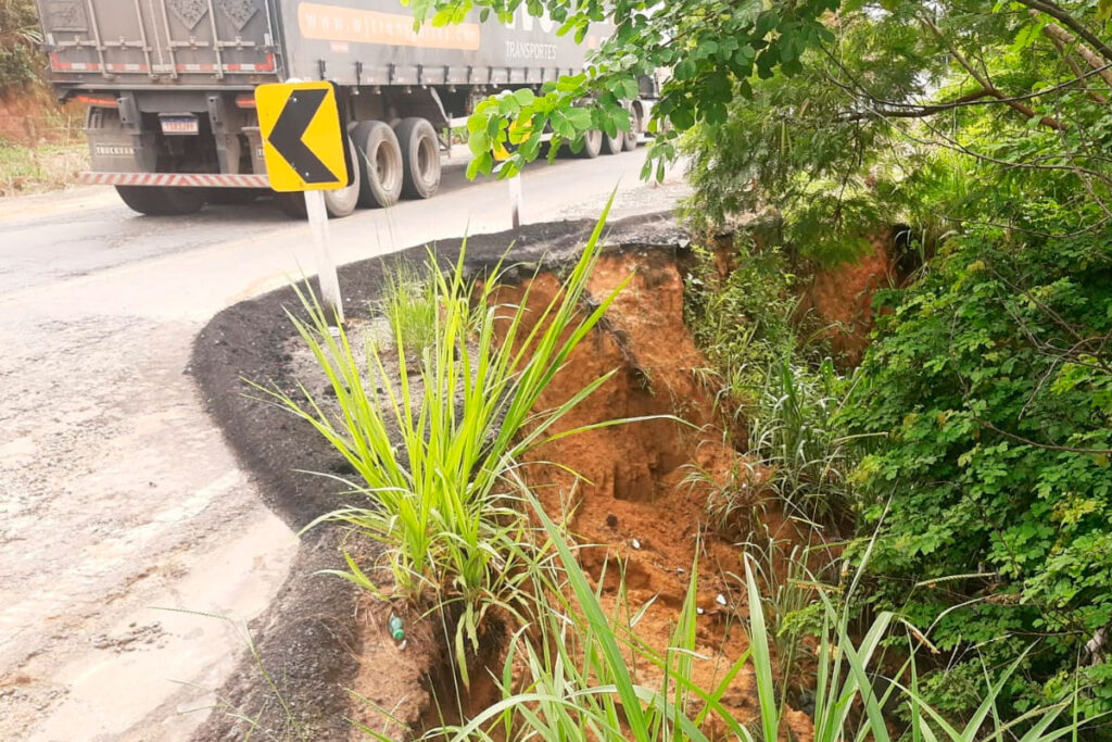 Veja mapa interativo: quatro pontos em rodovias da região permanecem interditados 1 rodovia interditada mg foto pmmg