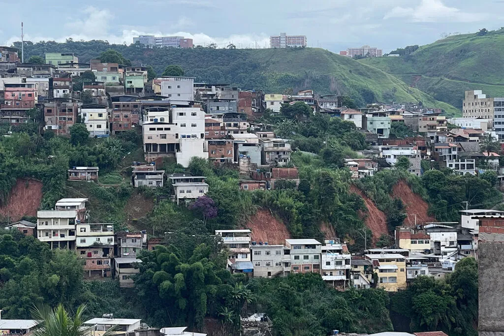 Série de deslizamentos no Bairro Santa Cecília atinge, pelo menos, cinco imóveis 4 Chuvas provocam série de deslizamentos no Santa Cecília; moradora perde casa e vizinhos pagam máquina para retirar barro